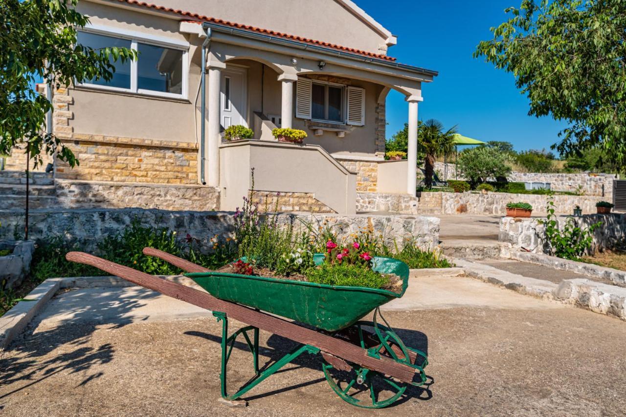 Holiday Home Ante With Beautiful Private Garden Nadin Eksteriør billede