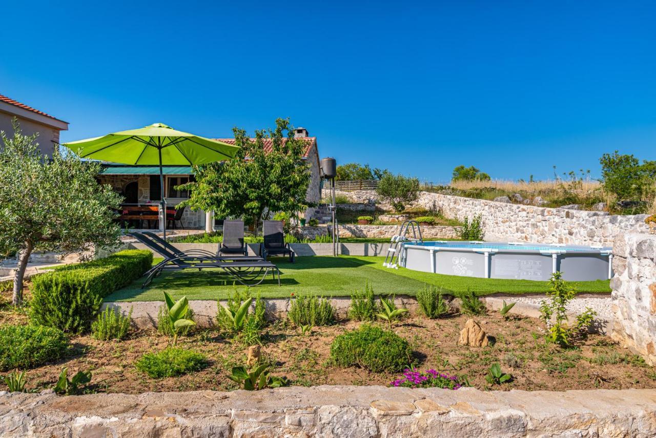 Holiday Home Ante With Beautiful Private Garden Nadin Eksteriør billede