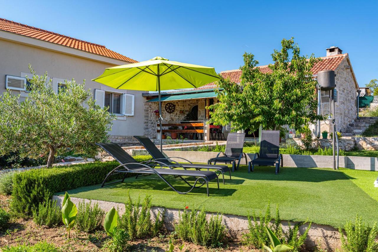 Holiday Home Ante With Beautiful Private Garden Nadin Eksteriør billede